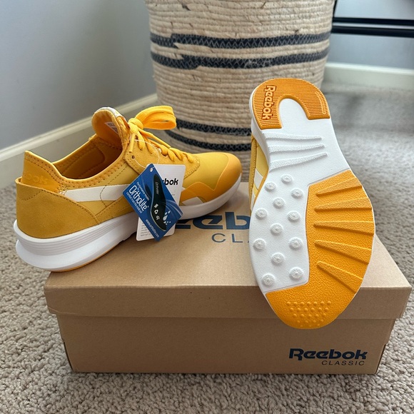 New in box- Reebok classic sneaker size 9 - Picture 3 of 6